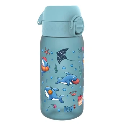 Imagen de Ion8 Botella de Agua para Niños, 350ml, a Prueba Fugas, Fácil Abrir, Cerradura Segura, Apta Lavavajillas, Sin BPA, Asa Transporte, Limpiar, Neutro en Carbono, Diseño Tiburones