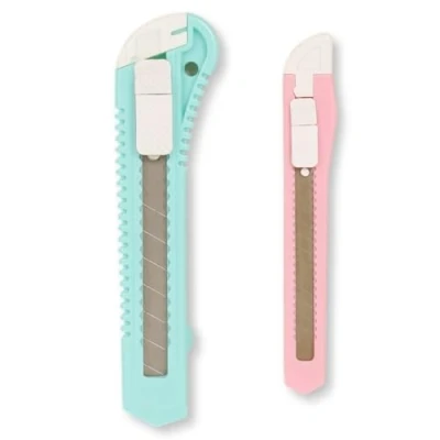 Imagen de Craftelier Pack de 2 Cutters Rosa y Turquesa con Mango Plástico Antideslizante Sistema Bloqueo Manual Cuchilla Tamaño Aprox. Cutter 15 x 1,5 cm 2,5