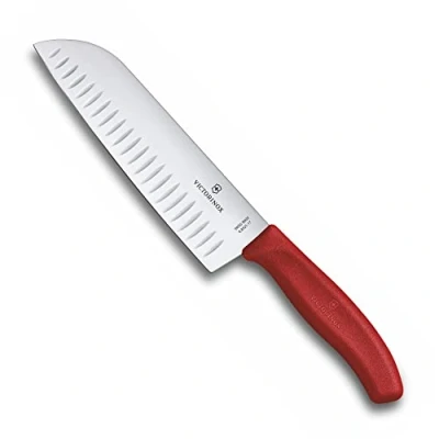 Imagen de Victorinox Swiss Classic, Cuchillo Santoku profesional, Hoja extra afilada, Filo biselado, 17 cm, Mango robusto de plástico, Acero inoxidable, Rojo
