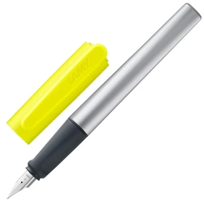 Imagen de Lamy nexx neonyellow Pluma estilográfica con empuñadura antideslizante y plumín de acero pulido en tamaño A cuerpo triangular aluminio incluye cartucho T 10 azul Diestro