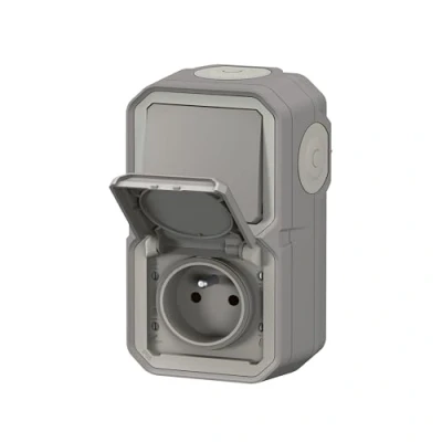 Imagen de Legrand La toma de corriente impermeable Plexo y el interruptor bidireccional para instalación vertical se suministran completos su montaje en gris expuesto