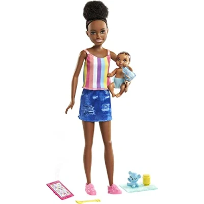 Imagen de Barbie Muñeca niñera con Conjunto Denim, bebé de Juguete y Accesorios para su Cuidado (Mattel GRP12)