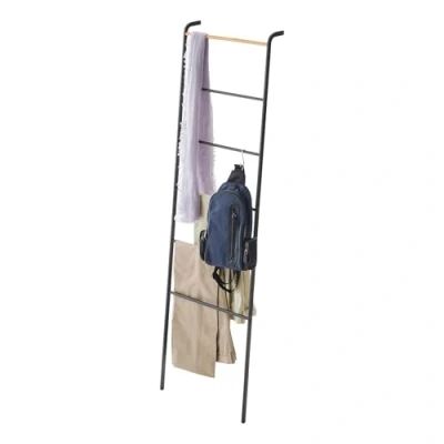 Imagen de Yamazaki 2813 Tower Colgador de Escalera Inclinada, Negro, Acero/Madera, Minimalista, 45 x 24 160 cm