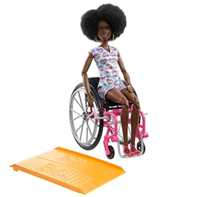 Imagen de Barbie Fashionista Muñeca Morena con Silla de Ruedas, rampa y Accesorios Moda, Juguete +3 años (Mattel HJT14)