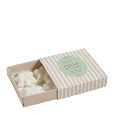 Imagen de Mathilde M. Caja de 4 Decoraciones fondants en Cera perfumada Golondelle Freesia Délice