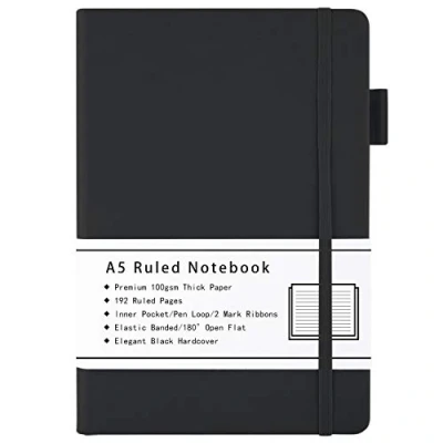 Imagen de Cuaderno A5, diario rayado con papel grueso de 100 GSM, bolsillo interior, Lazo para bolígrafo, bandas elásticas, funda piel sintética, 192 páginas, 14,5 x 21,3 cm (Negro)