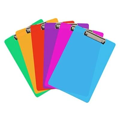Imagen de Portapapeles de plástico (juego 6) paquete múltiple (colores surtidos) fuertes 12.5 x 9 pulgadas, capacidad para 100 hojas, con clips tableros clip, marca del Reino Unido