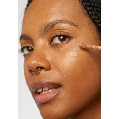 Imagen de Makeup Revolution, Corrector IRL Filter Finish, Cobertura de Media a Total, C12, 6g