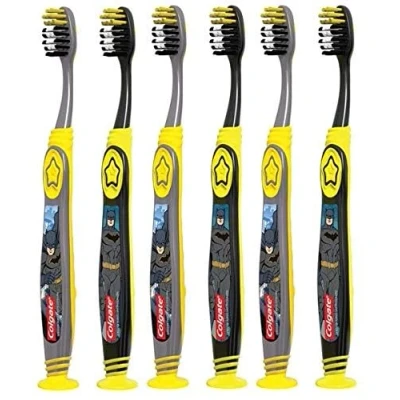Imagen de Colgate Batman Cepillo de dientes para niños con ventosa, extra suave, 4 unidades