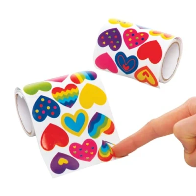 Imagen de Baker Ross AX687 Rollo de pegatinas Corazones Paquete 600, para niños, ideales proyectos manualidades, hacer tarjetas y álbumes recortes