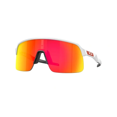 Imagen de Oakley 0OO9439 Sunglasses, Blanco Mate/Rubí Premium, 39 para Hombre