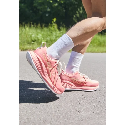 Imagen de Asics Gelcumulus 27 Zapatillas running asfalto, Mujer, Talla: 38, Guava/lime green Zapatos