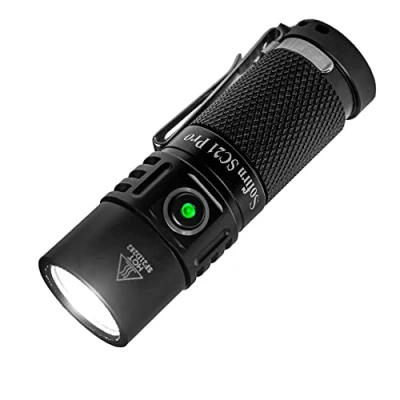Imagen de Sofirn SC21Pro Mini Linterna EDC Potente LED Máximo 1100 Lúmenes Alcance 131 Metros IPX 8 Impermeable Tipo C Lámpara Recargable de Llavero con Tapa Trasera Magnética y Clip