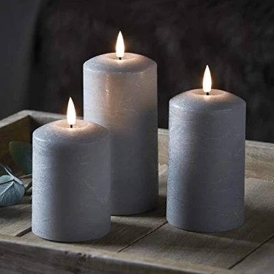 Imagen de Lights4fun TruGlow® Conjunto de 3 Velas LED Sin Llama a Pilas en Cera Gris y Parpadeante Control Remoto