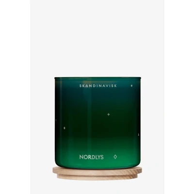 Imagen de Skandinavisk Vela perfumada NORDLYS &#039;Northern Lights&#039;. Notas de fragancia: intensidad ártica y color celestial, una sinfonía singular para los sentidos. 3.5 oz.