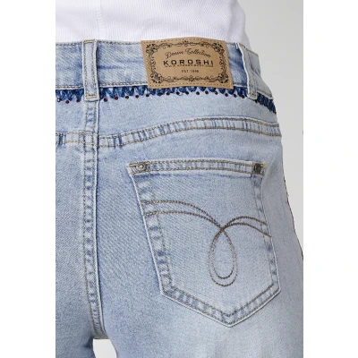 Imagen de Short Vaquero Elástico con Efecto Lavado, Cenefa Bordada y Brillos en Azul Claro para Mujer