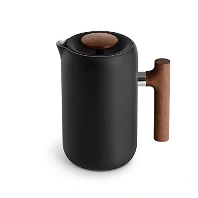 Imagen de cafetera de Prensa francesa Fellow Clara café portátil acero inoxidable, manual aislada, negro mate con nogal, jarra 24 onzas