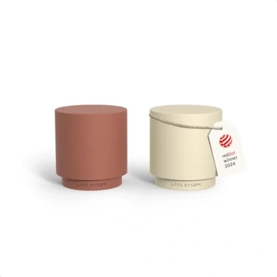 Imagen de LARS NYSØM Juego de Salero y Pimentero Acero Inoxidable con Moderno Diseño Minimalista, Fácil Recarga (Red/Beige)