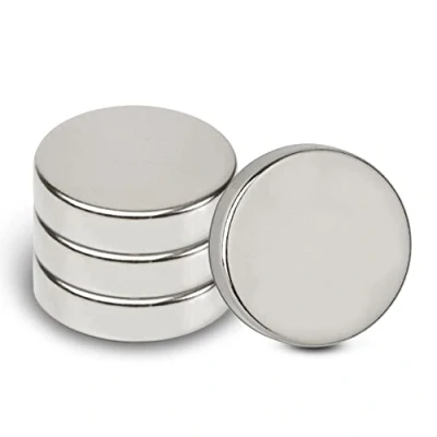 Imagen de MAUL imán de neodimio 20 x 5 mm diámetro (4 unidades), imanes para un uso versátil, redondo con diseño elegante y moderno, fuertes placa magnética, cinta plata