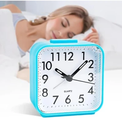 Imagen de VFANDV Reloj Despertador Analógico Silencioso, de Viaje Despertadores Mesilla con Luz Nocturna Función Repetición Cabecera (Azul)