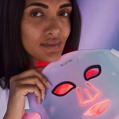 Imagen de LUSTRE® Máscara ClearSkin Revive para Piel propensa a manchas y cansada flexible de terapia belleza con luz LED más clara fresca luces azules rojas, ideal viajes