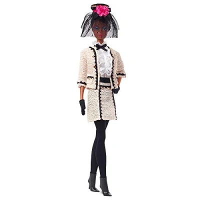 Imagen de Barbie Collector Modelo de Moda, Muñeca Morena con Traje Blanco y Negro Accesorios (Mattel Ght65)