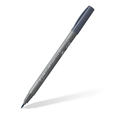 Imagen de STAEDTLER Brush Pen Pigment Arts, color gris oscuro frío, Pigmentos, Punta de pincel para ancho línea variable, resistente al agua, secado rápido, 10 rotuladores en estuche cartón, 371 871