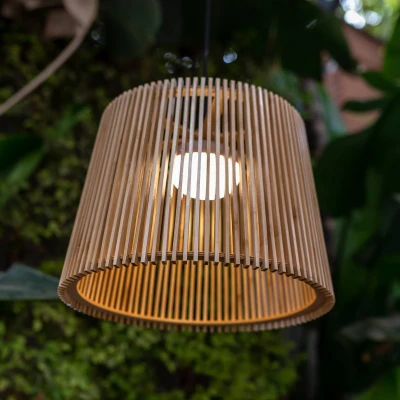 Imagen de newgarden Lámpara de Exterior y Colgante Portátil Sin Cables Okinawa con Luz 900 Lúmenes LED Cálida 3000K. Hecha Fibras Naturales Batería Recargable Instalación
