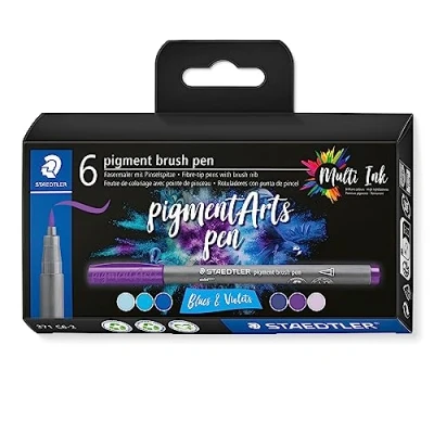 Imagen de STAEDTLER Brush Pen Pigment Arts, &quot;Blues &amp; Violets&quot;, tinta pigmentada premium, punta de pincel para ancho línea variable, resistente al agua, 6 rotuladores en estuche cartón, 371 C6 2