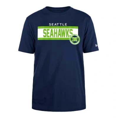Imagen de SEATTLE SEAHAWKS New Era Cap NFL Camiseta Regular con impresión de Tinta Alta Densidad, gráfico Frontal, Color Original del Equipo, Unisex, Azul Marino