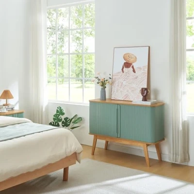 Imagen de [en.casa] Aparador Tysvær con 4 Compartimentos Cerrados Armario Multiusos Mueble de TV 2 Puertas Correderas y Tablero en Forma Rectangular Bambú 110 x 40 80 cm Natural/Azul