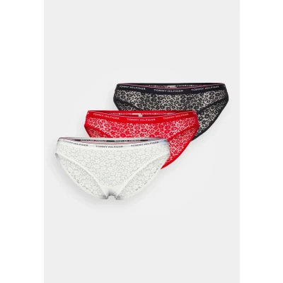 Imagen de Tommy Hilfiger 3 Pack Bikini Lace (Ext Sizes) Uw0uw04897 Bikinis, Multicolor (Desert Sky/White/Primary Red), S Mujer