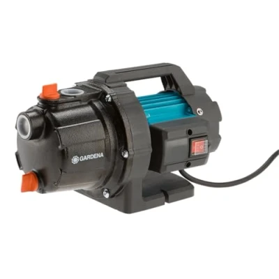 Imagen de Gardena bomba de jardín 3700/4 Basic: riego caudal 3700 l/h, potencia 800 W, duradera gracias al eje acero inoxidable, carcasa fundición, posibilidad conexión rociadores (9010 47)