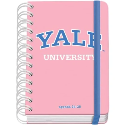 Imagen de Dohe Agenda Escolar 2024 2025 Día Página, Tamaño A6 (12x17 cm), Cierre Anillas y Goma, Español e Inglés, 4 Páginas de Pegatinas, Septiembre a Junio, Material Yale University Pink Lady