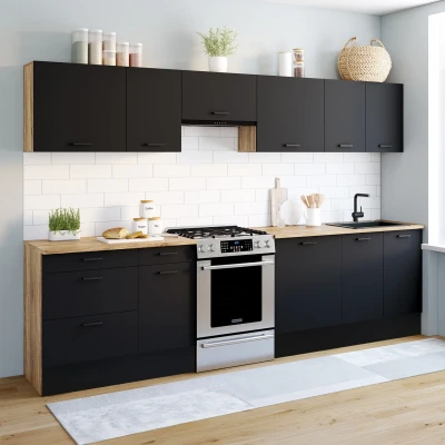 Imagen de Cocina completa con cacerola y encimera de madera negra