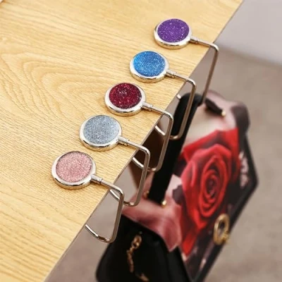 Imagen de SUQ 5 Piezas Colgador Bolso Mesa Gancho, Gancho para Monedero Mesa, Portátiles Ganchos Perchas Bolsos, Clips de Agarre Colgar Seguridad Mochila, Hogar, Escuela, Oficina, Decoración