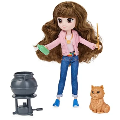 Imagen de Wizarding World Harry Potter Gryffindor WWO DOL 8inDollDeluxeFashionV1 GML, Color Rosa (Spin Master 6061849)