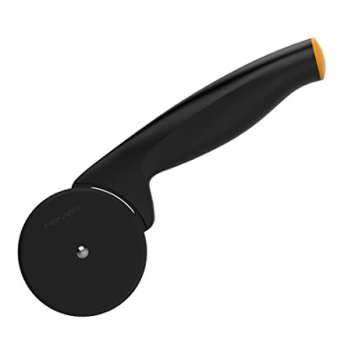 Imagen de Fiskars Cortapizzas con disco de corte plástico calidad, Longitud: 19 cm, Functional Form, Negro/Naranja, 1019533