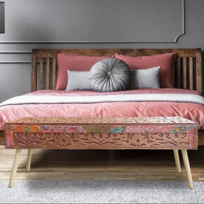 Imagen de Banco Jadida madera tallada color cobrizo con tela decorativa Menzzo