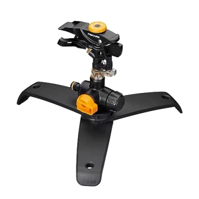 Imagen de Fiskars Aspersor cañón on/off sobre trípode, Con control del patrón de pulverización y rotación, Tamaño universal, Alcance Ø 26 m, 600 g, Negro/naranja, 1027050