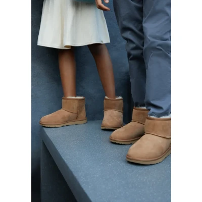 Imagen de UGG Classic MINI II Unisex Botines para niños, Talla: 35, Chestnut Zapatos
