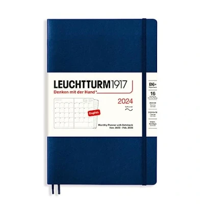 Imagen de LEUCHTTURM1917 367577 Planificador mensual con cuaderno, tapa blanda, Paperback (B6+) 2024, 16 meses, azul marino, inglés