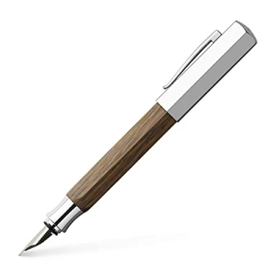 Imagen de Faber Castell Ondoro Pluma estilográfica con cuerpo en madera de roble ahumado forma hexagonal, plumín acero inoxidable trazo M