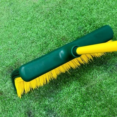 Imagen de PLANTAWA Cepillo Césped Artificial Ideal para el Cuidado y Mantenimiento de Cerdas Resistentes Diseño Ligero Compatible con Mangos Universales