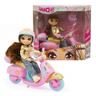 Imagen de UNIQUE EYES Sophia Fun Ride, muñeca Fashion de Pelo Largo, te Sigue con los Ojos, y Moto Scooter Rosa Maletero Que se Abre Muchos Accesorios, Casco Pegatinas para Decorar, Famosa (MYM11300)