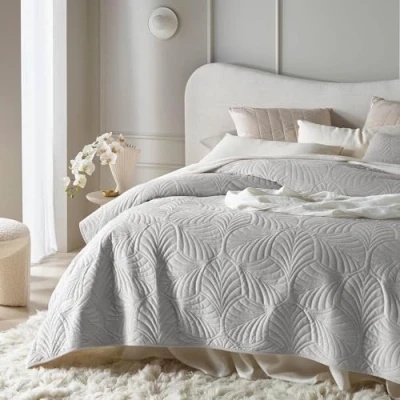 Imagen de ROOM99 Feel Elegante Colcha en Color Gris Claro 170 x 210 cm, versátil como para Cama o sofá, Ideal de Terciopelo