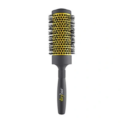 Imagen de Drybar Cepillo de cerámica redondo 60 mm con ventilación mm, tecnología iónica, mango ergonómico y ligero, acabado suave al tacto agarre para el pulgar, ideal todo tipo cabello