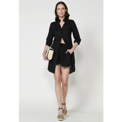 Imagen de Vestido Camisero de Viscosa y Lino. Largo a Rodilla. Manga Larga Regulable con Tira Botón. Cuello Mao. Cierre Botones. Aberturas Laterales en el Bajo. Bajo Redondeado Color Negro para Mujer