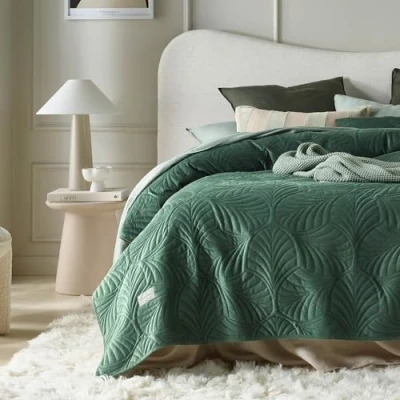 Imagen de ROOM99 Feel Elegante Colcha en Color Verde Oscuro 240 x 260 cm, versátil, para el salón, o sofá, Ideal como Cama sofá de Terciopelo