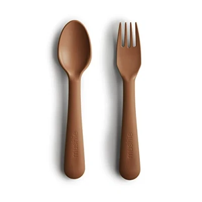 Imagen de Mushie Juego de Cubiertos con Tenedor y Cuchara para Bebés Reutilizables Niños Pequeños Niñas Fabricado en Dinamarca Sin BPA Apto Lavavajillas Caramel